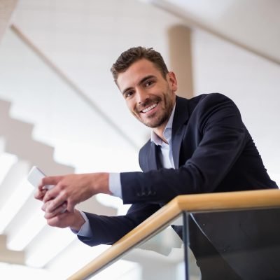 Homme d'affaires tenant des dossiers